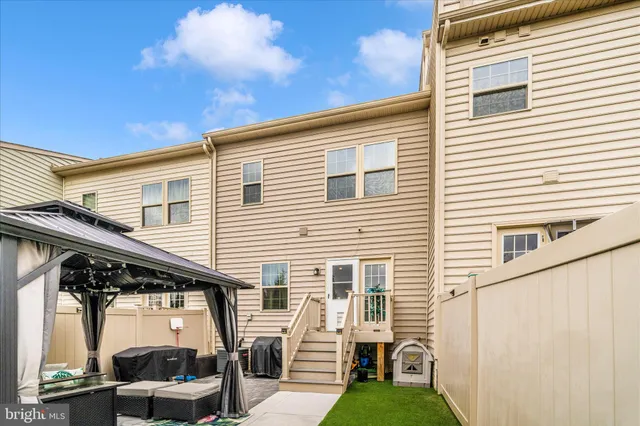 a view of yard with seating area