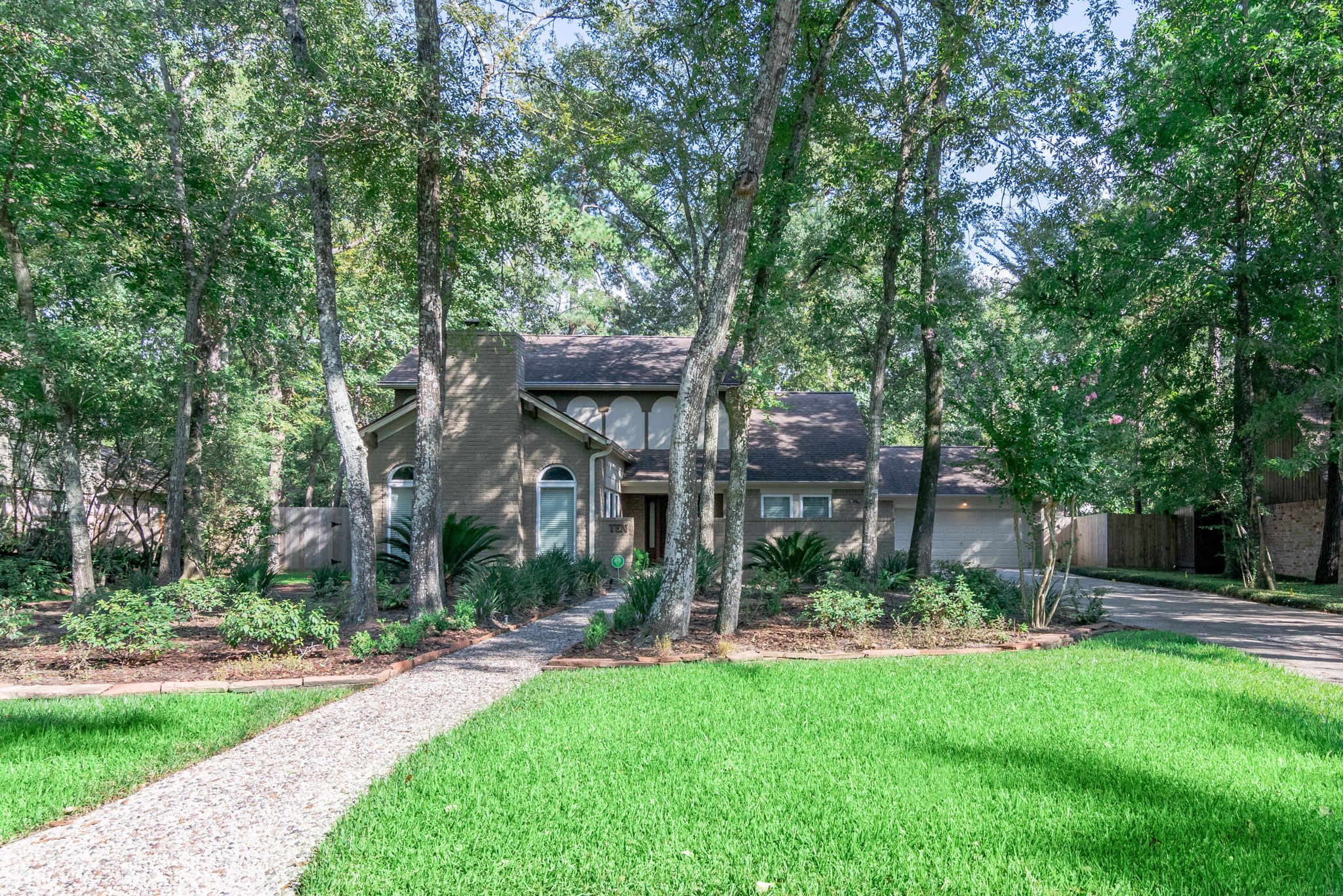 10 Coralvine Court Spring, TX 77380 - Photo 2 of 34 Expansive front and back yards is a great benefit.
