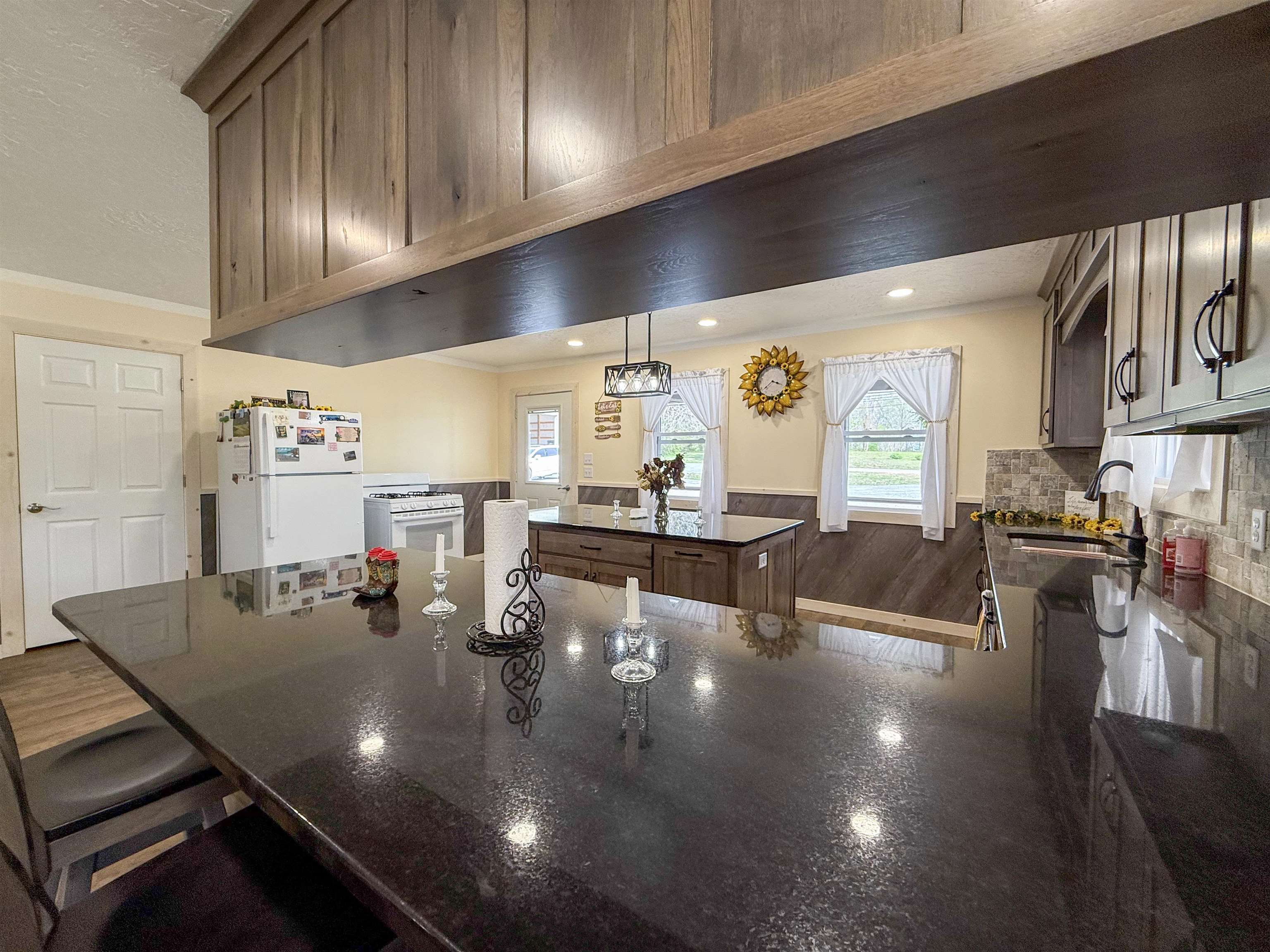625 Atchison Road Springville, TN 38256 - Photo 23 of 40 a living room with dining table