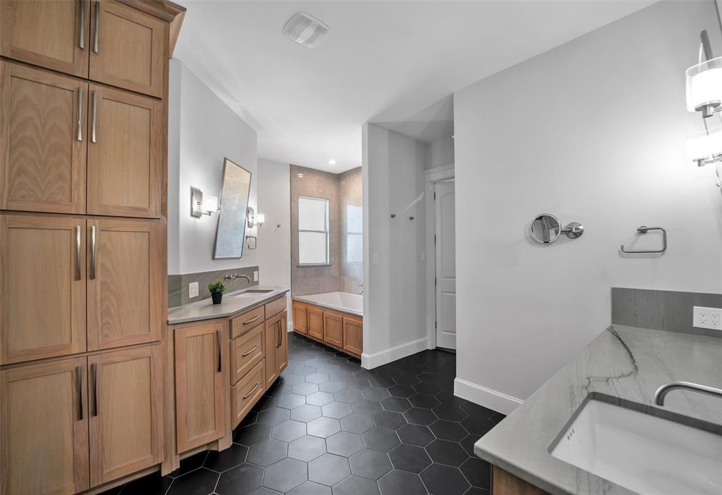 2286 White Stag Road Celina, TX 75009 - Photo 15 of 35 Spa bath with two closets.