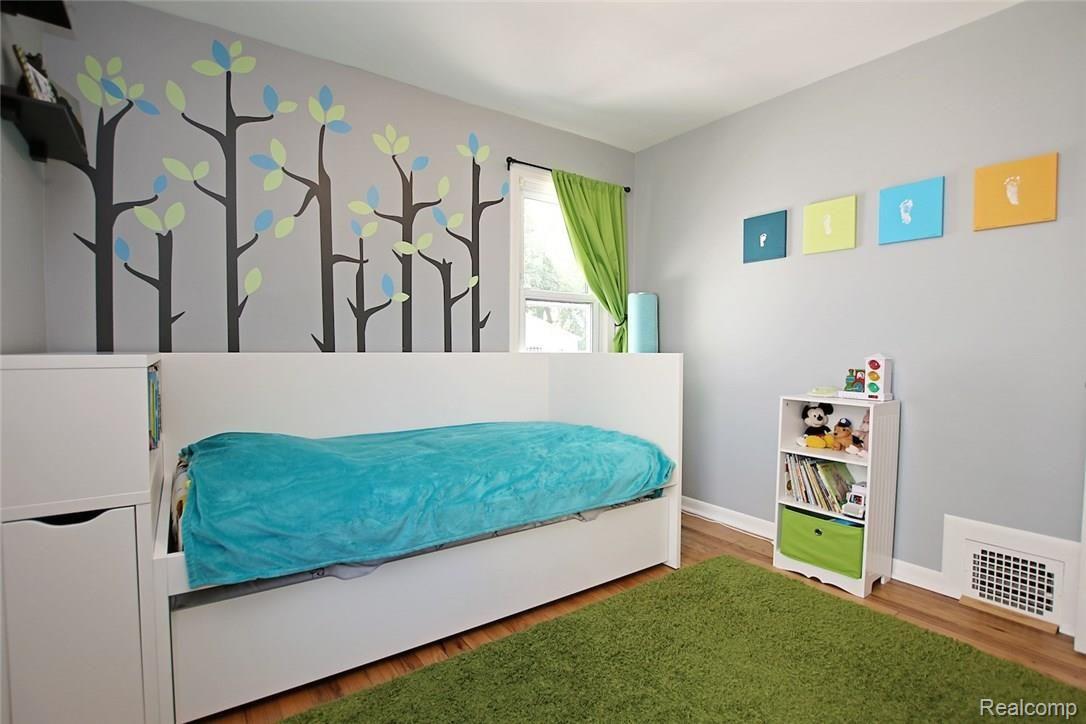 2702 Columbia Road Berkley, MI 48072 - Photo 16 of 50 16) Bedroom 1.jpg