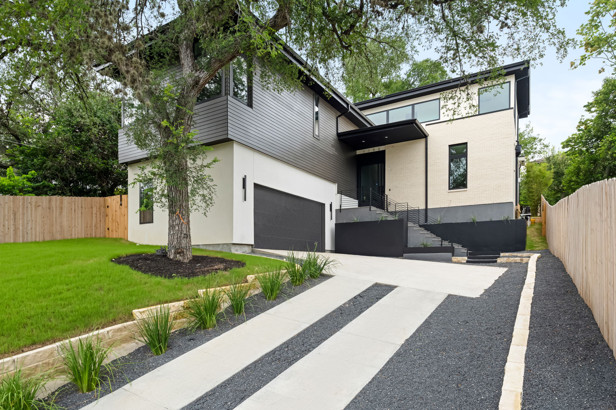 1102 Summit Street Austin, TX 78741 - Photo 4 of 32