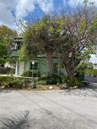 $1,600 | 701 South Royal Poinciana Boulevard, Unit 8, Miami Springs, FL 33166