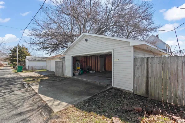 $99,900 | 1217 West Gilbert Avenue, Peoria, IL 61604
