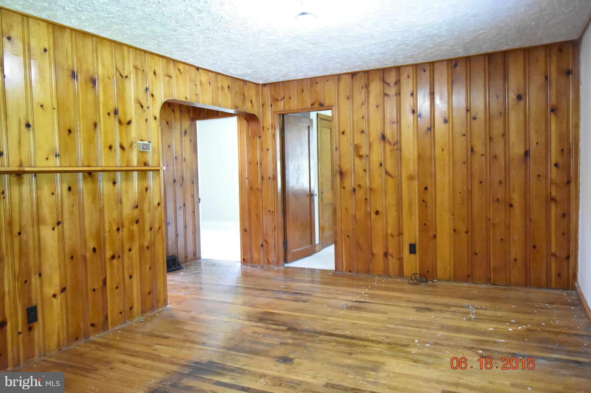 1516 Denton Road Baltimore, MD 21221 - Photo 12 of 30 Living Room