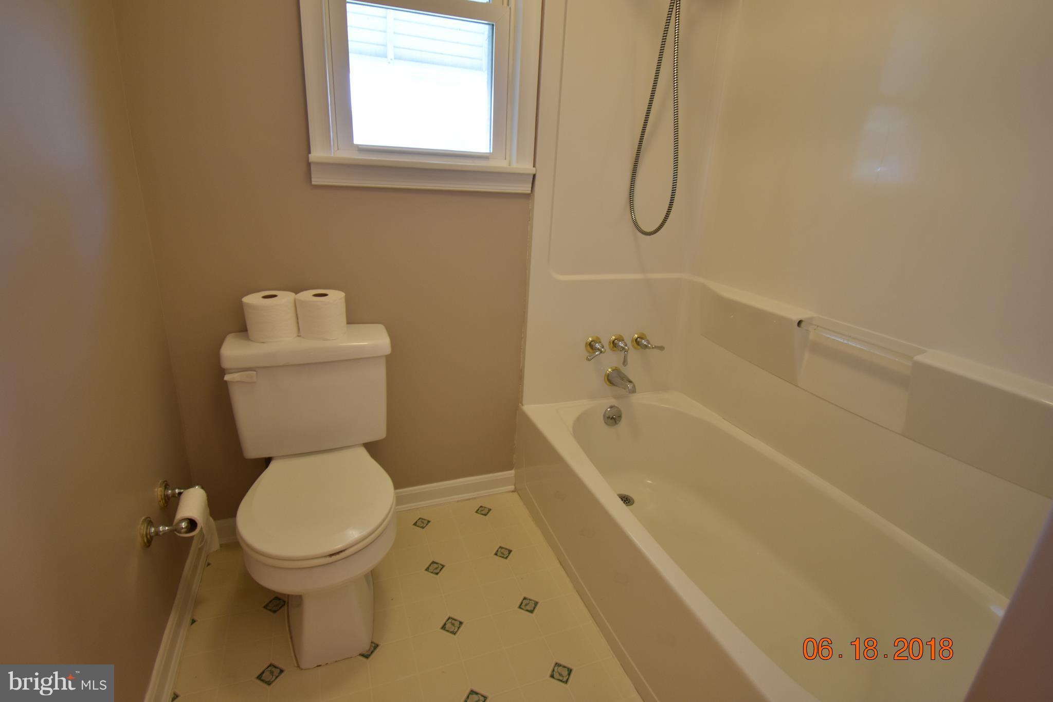 1516 Denton Road Baltimore, MD 21221 - Photo 13 of 30 Bath