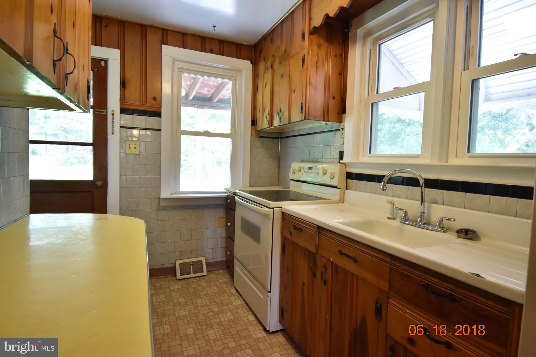 1516 Denton Road Baltimore, MD 21221 - Photo 21 of 30 Kitchen