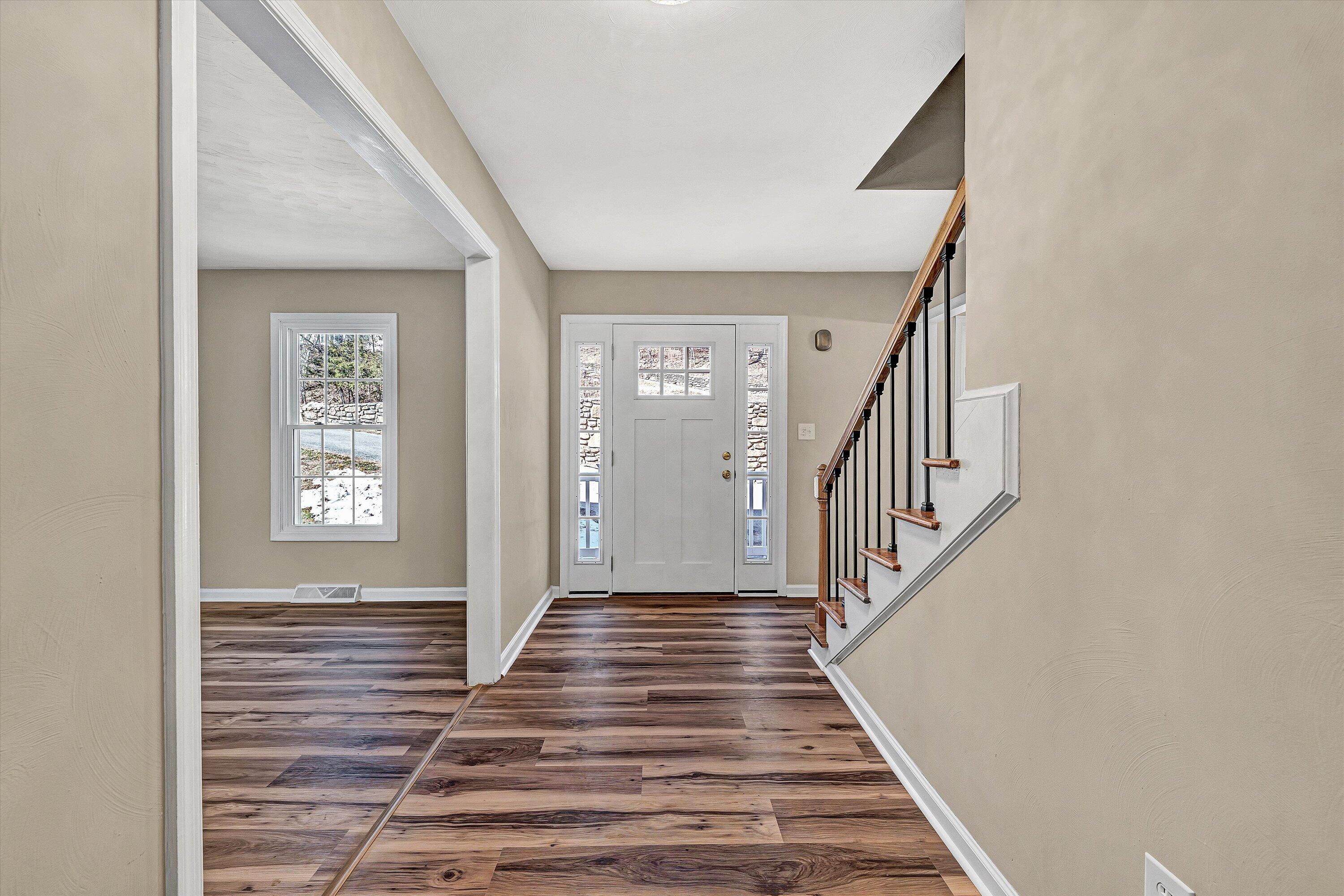 7031 Crown Road Roanoke, VA 24018 - Photo 4 of 53 05-DSC00406