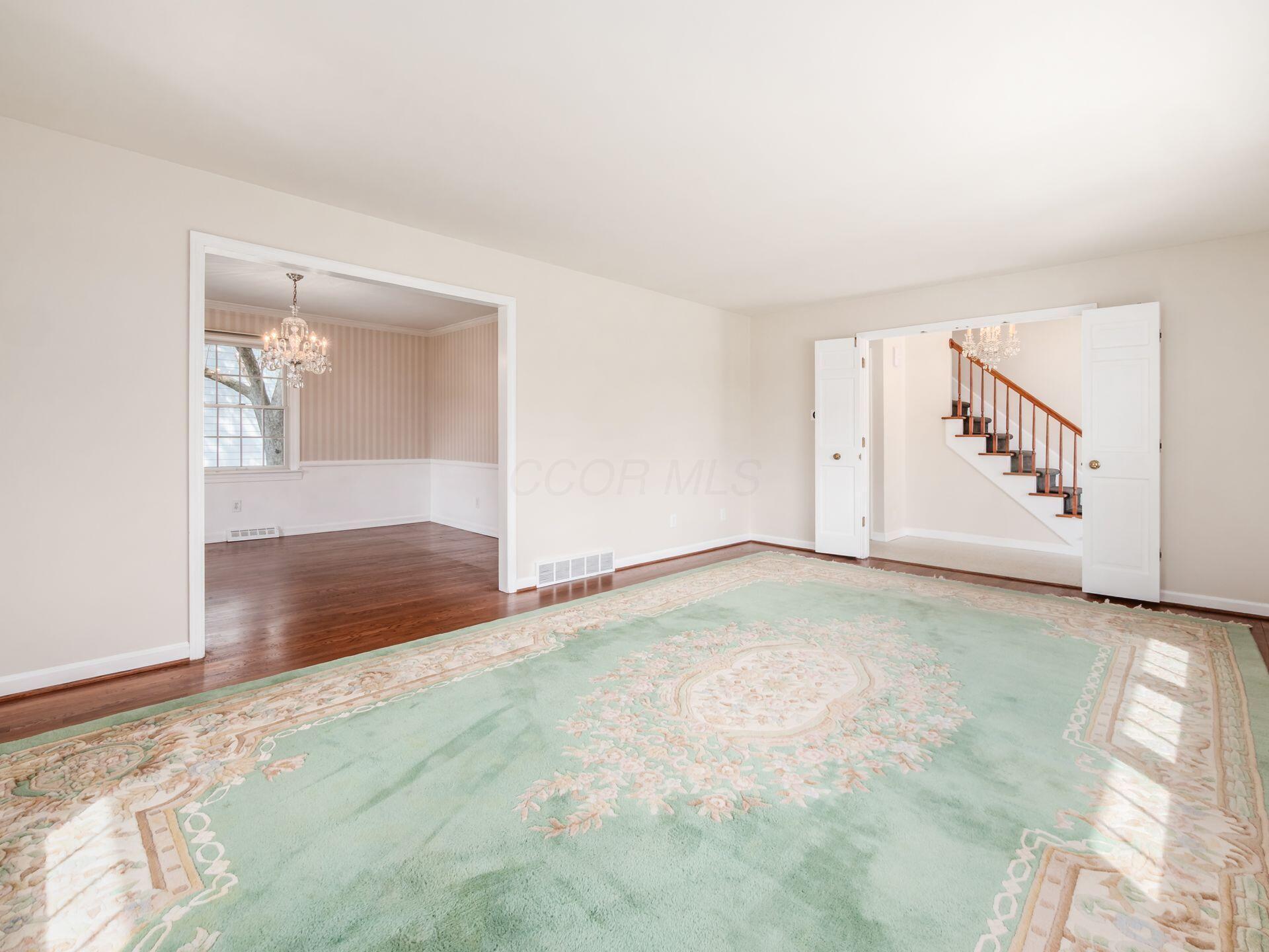 880 Lynbrook Road Columbus, OH 43235 - Photo 14 of 59 Entrance to Dining Rm