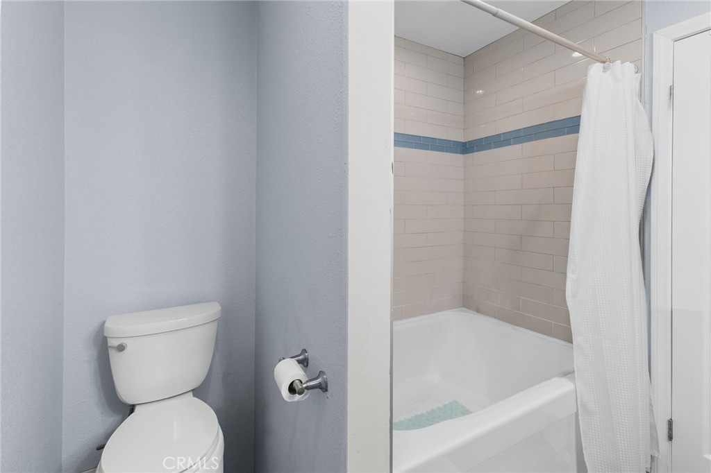 8548 Turlock Drive Riverside, CA 92504 - Photo 35 of 56 a bathroom with a toilet and a bathtub