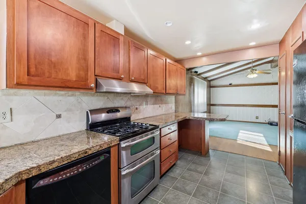 an empty room with closet and a ceiling fan