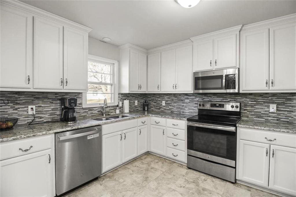 404 Southwest 21st Street Blue Springs, MO 64015 - Photo 7 of 21