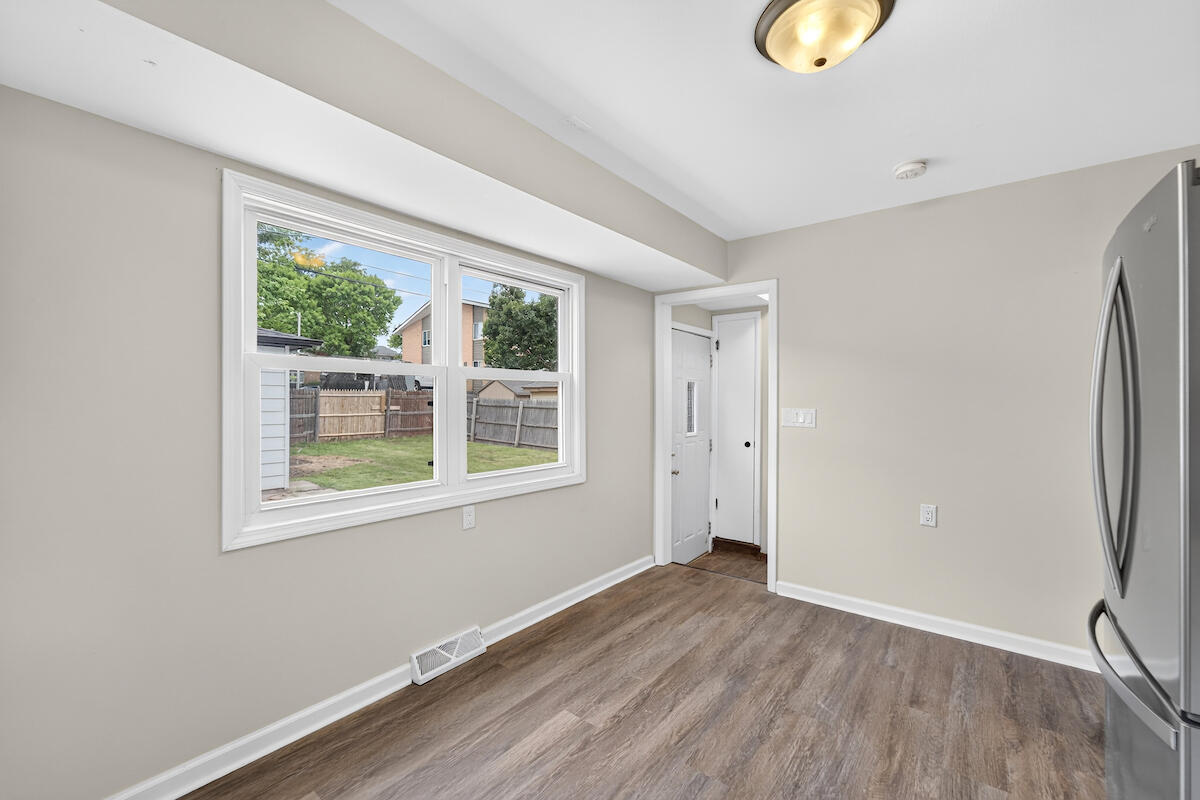 2702 Loraine Avenue Racine, WI 53404 - Photo 8 of 18 DSC06415