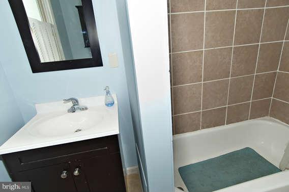 6817 Dunhill Road Baltimore, MD 21222 - Photo 17 of 26 Bath