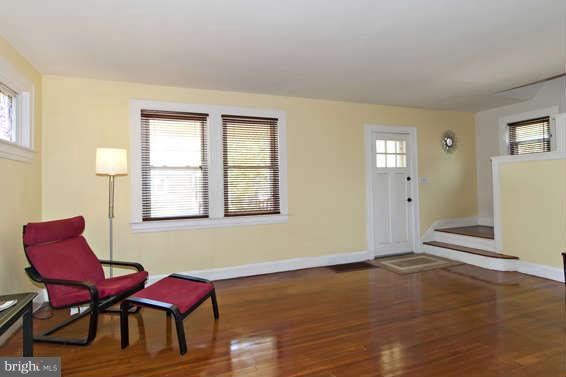 6817 Dunhill Road Baltimore, MD 21222 - Photo 6 of 26 Living Room
