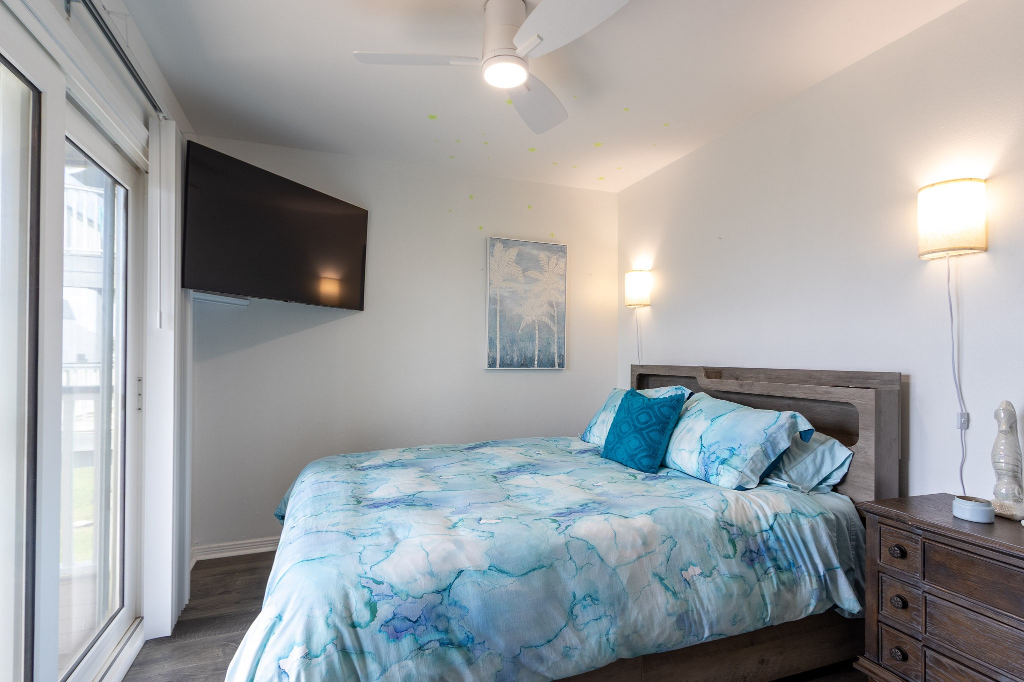 17609 Termini-San Luis Pass Road Galveston, TX 77554 - Photo 14 of 37 a bedroom with a bed and a flat tv screen on dresser