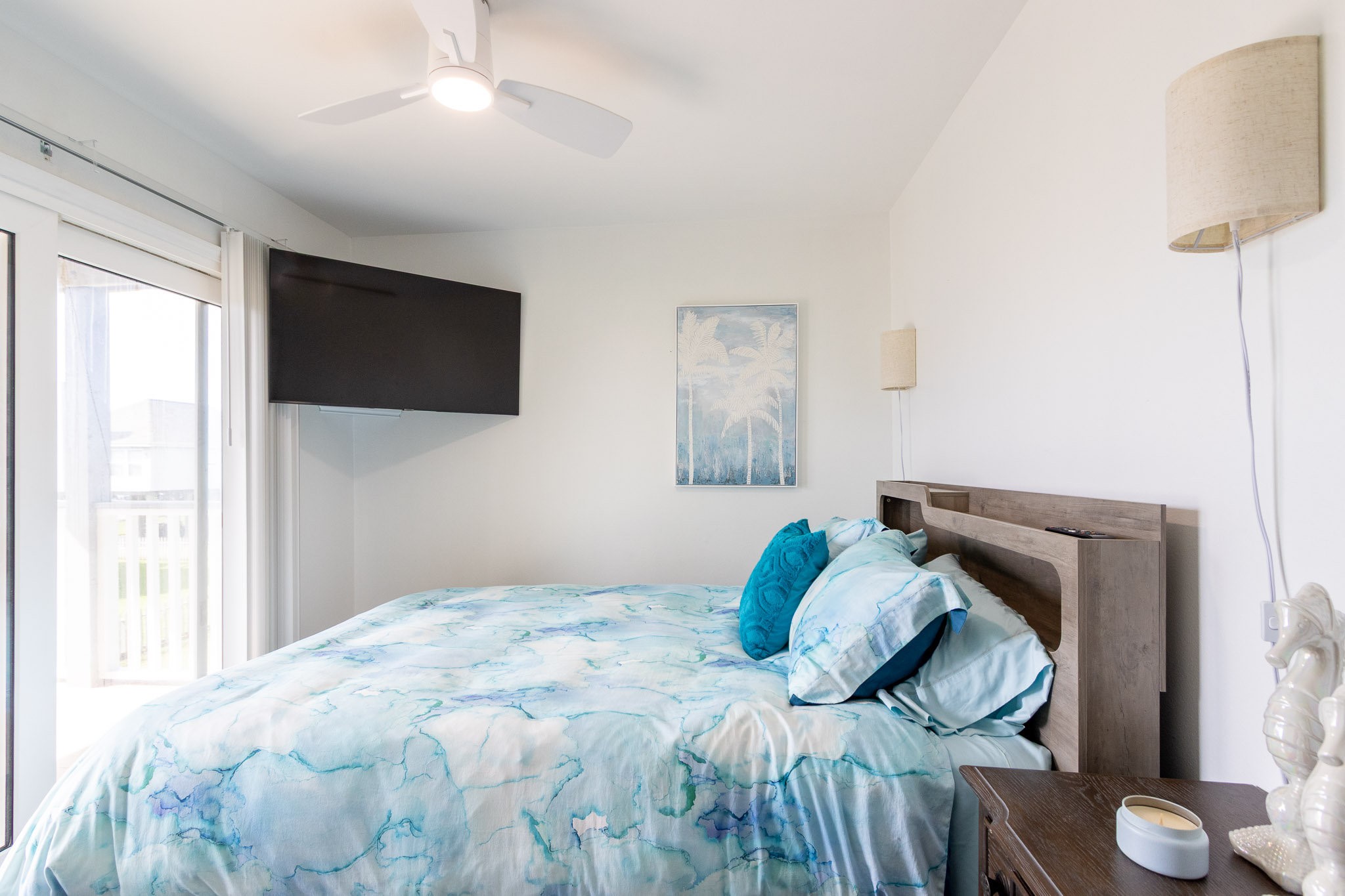 17609 Termini-San Luis Pass Road Galveston, TX 77554 - Photo 10 of 37 a bedroom with a bed and a flat tv screen