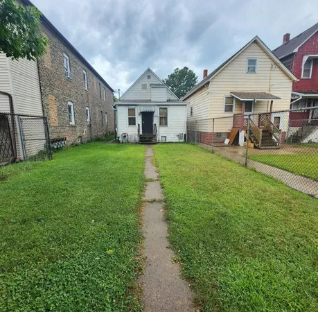 a view of a yard in front of house