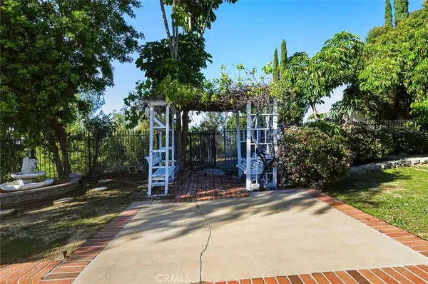 a view of a backyard with tree