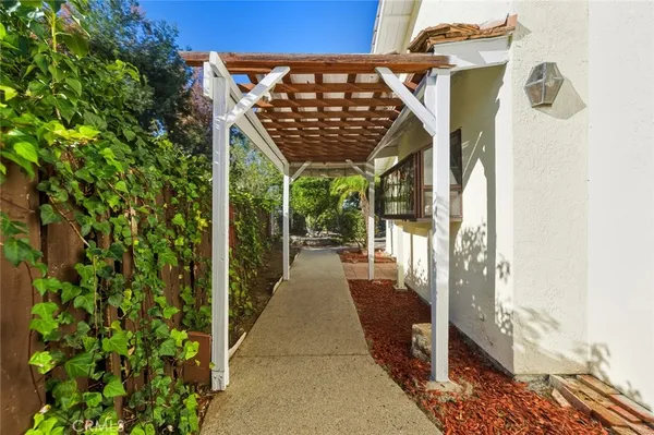 a view of entryway with patio