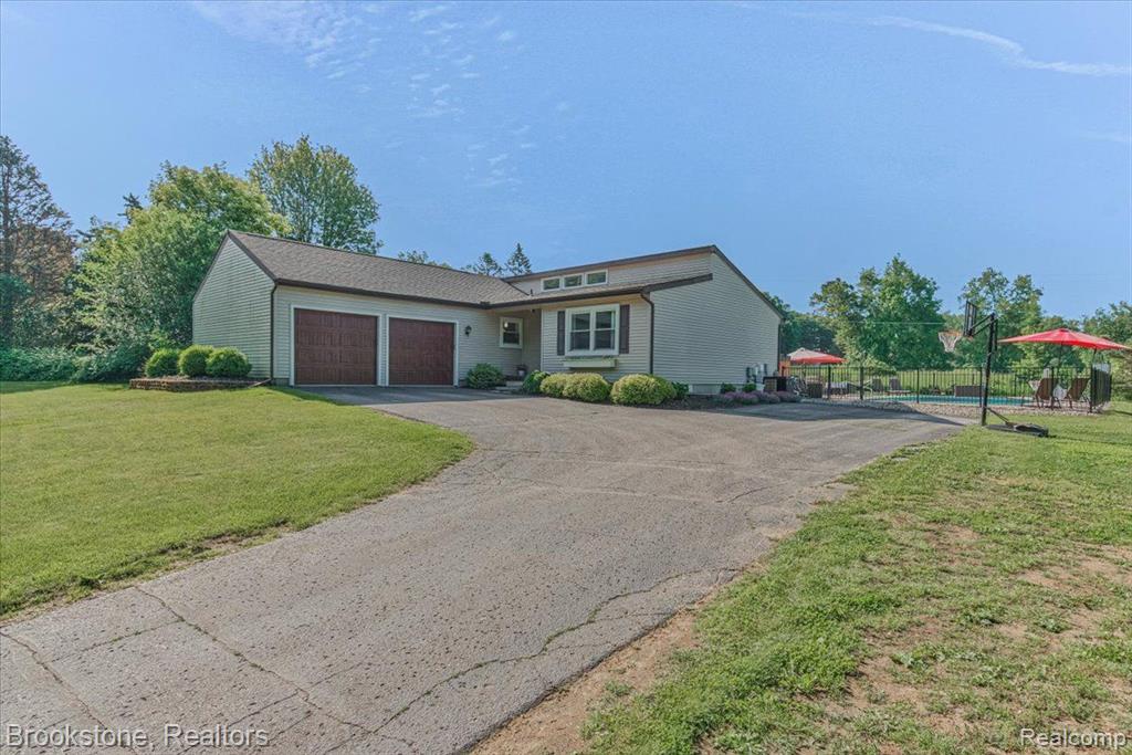 12824 Clyde Road Fenton, MI 48430 - Photo 3 of 57