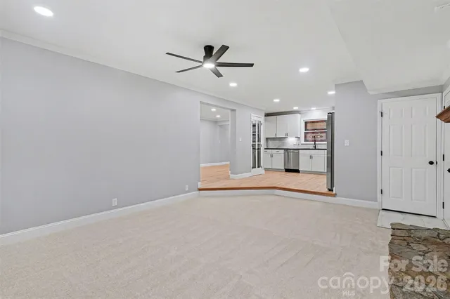 a view of a livingroom with a ceiling fan