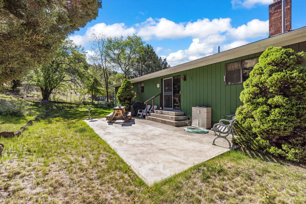 11445 Hill Road Klamath Falls, OR 97603 - Photo 43 of 51 042