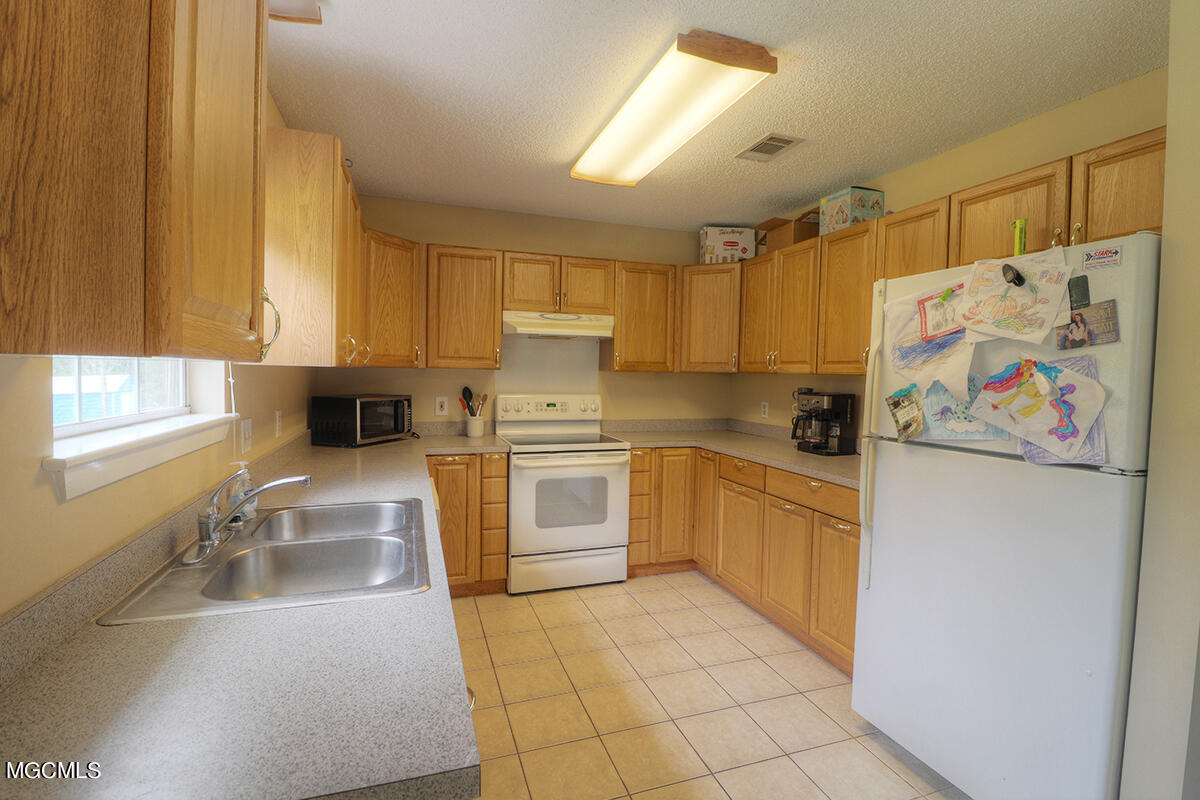 13668 Wolf River Road Gulfport, MS 39503 - Photo 3 of 8 3Kitchen
