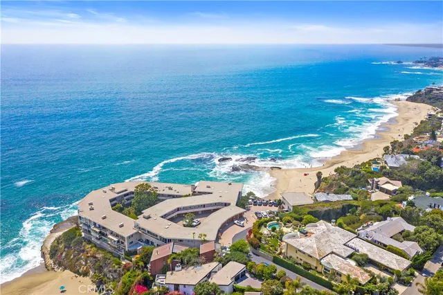 a view of yard with green space