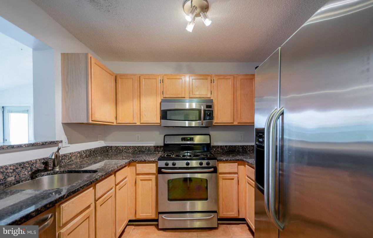 12001 Taliesin Place, Unit 33 Reston, VA 20190 - Photo 5 of 32 Stainless steel appliances