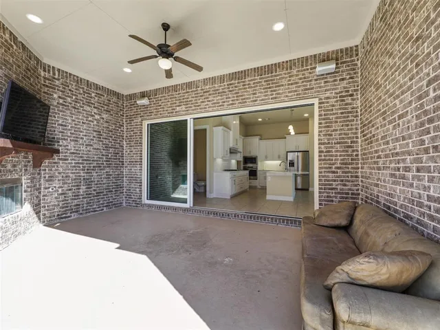 a view of livingroom with furniture