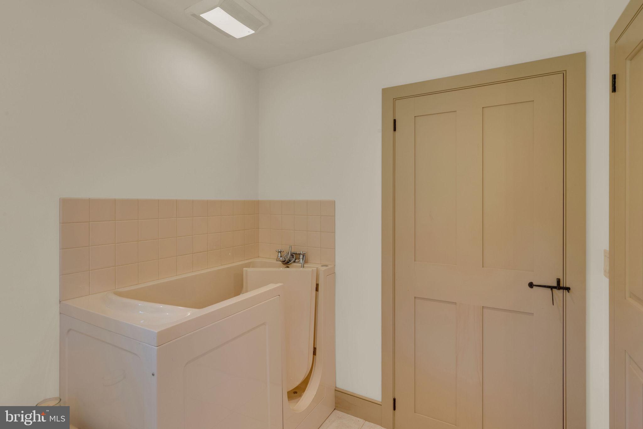 82 Tory Road Pipersville, PA 18947 - Photo 19 of 76 a bathroom with a bathtub