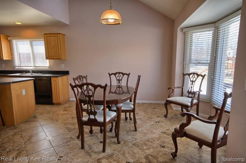 1660 Newstead Lane Rochester, MI 48309 - Photo 8 of 25 Breakfast Area.jpg