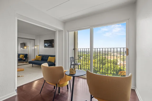 $308,000 | 2525 South Shore Drive, Unit 14C, Milwaukee, WI 53207