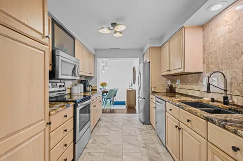 $308,000 | 2525 South Shore Drive, Unit 14C, Milwaukee, WI 53207