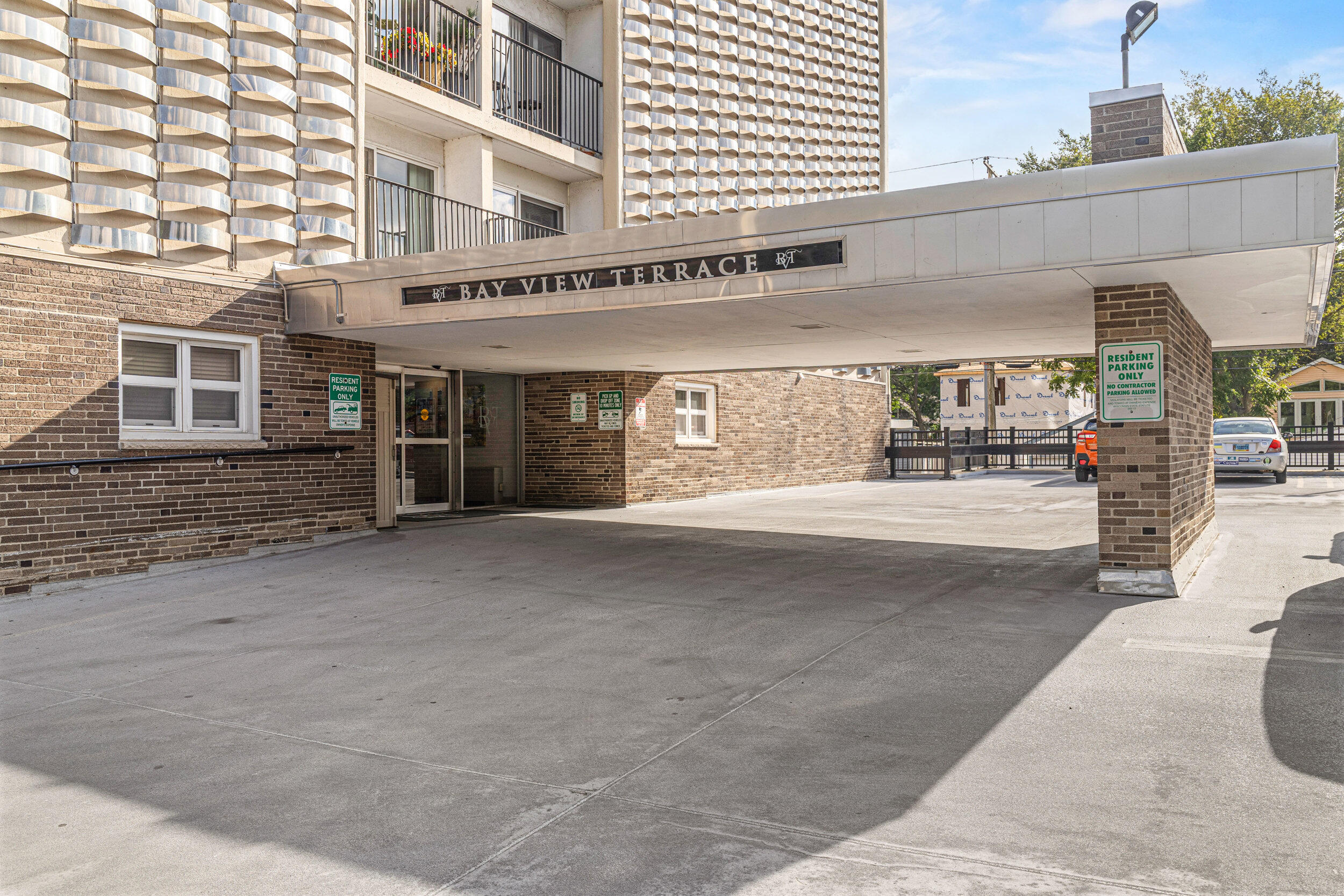 2525 South Shore Drive, Unit 14C Milwaukee, WI 53207 - Photo 7 of 58 1_img_9511