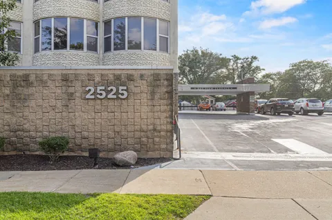 $308,000 | 2525 South Shore Drive, Unit 14C, Milwaukee, WI 53207