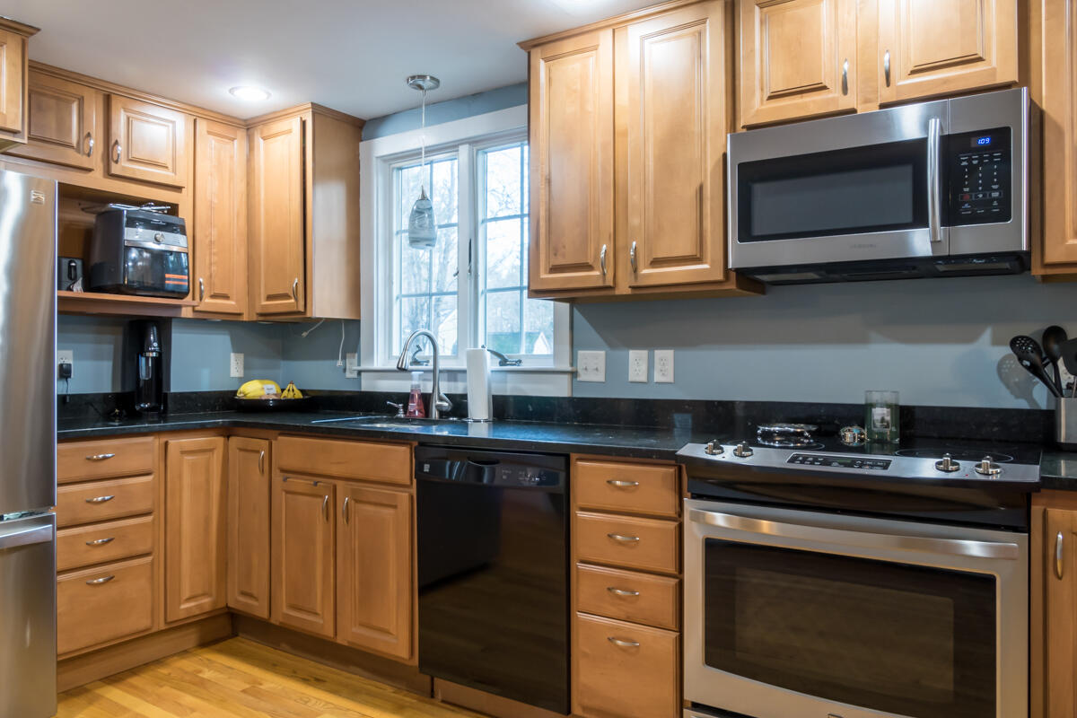 15 Old Farm Road Topsham, ME 04086 - Photo 8 of 52 20-Kitchen (4 of 8)