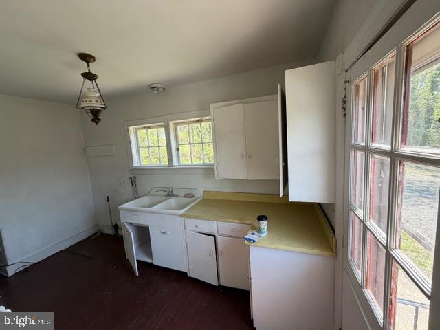 718 Woodlane Road Beverly, NJ 08010 - Photo 20 of 22 a bathroom with a sink and a bathtub