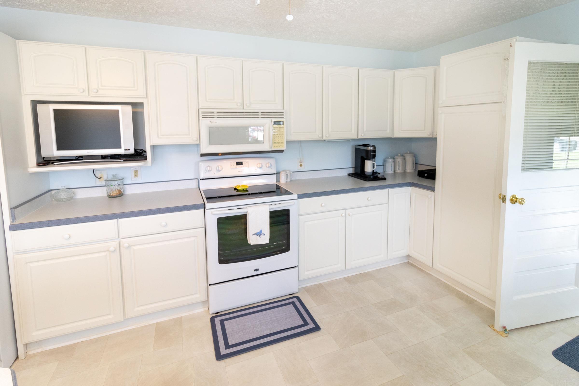 823 West Mill Road Evansville, IN 47710 - Photo 3 of 23 Gallery Image 3