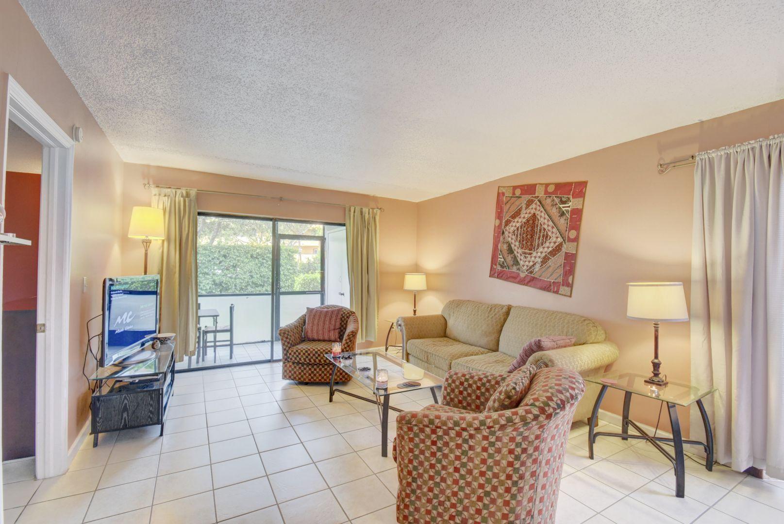 351 Club Circle, Unit 110 Boca Raton, FL 33487 - Photo 8 of 23 Livingroom