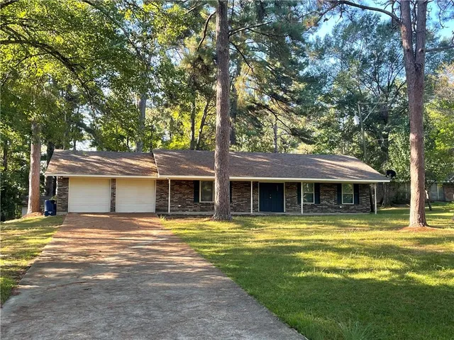$2,100 | 605 Holiday Circle, Pineville, LA 71360