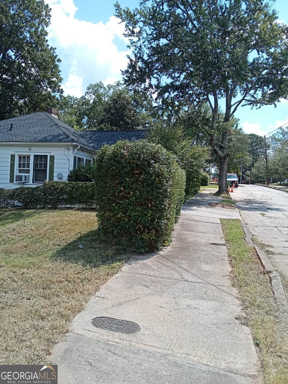 942 Dewey Street Southwest Atlanta, GA 30310 - Photo 3 of 7 a view of a back yard of the house