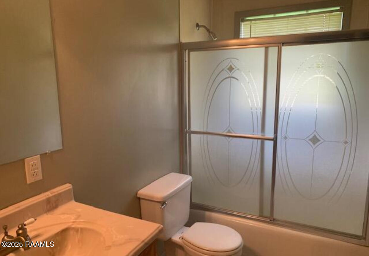 6607 Gondron Road New Iberia, LA 70563 - Photo 26 of 28 Guest Bath