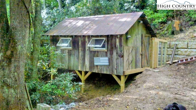 a view of a small house with yard and plants