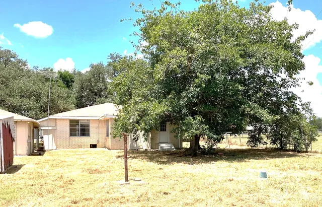a view of a house with yard