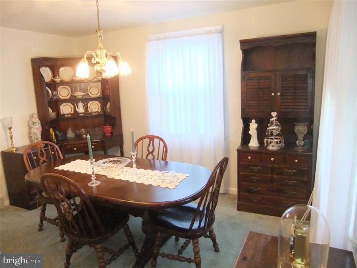 327 Lynn Road Springfield, PA 19064 - Photo 3 of 24