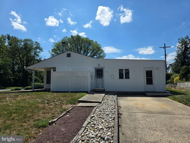 $385,000 | 1 Mistletoe Lane, Levittown, PA 19054