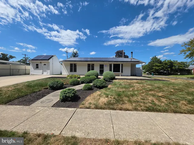 $385,000 | 1 Mistletoe Lane, Levittown, PA 19054