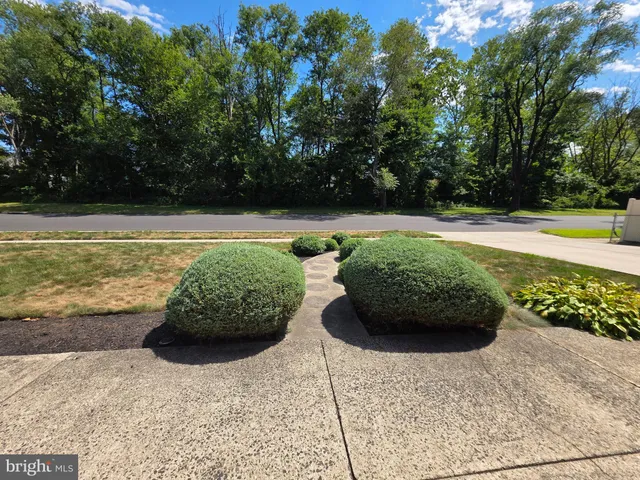 $385,000 | 1 Mistletoe Lane, Levittown, PA 19054